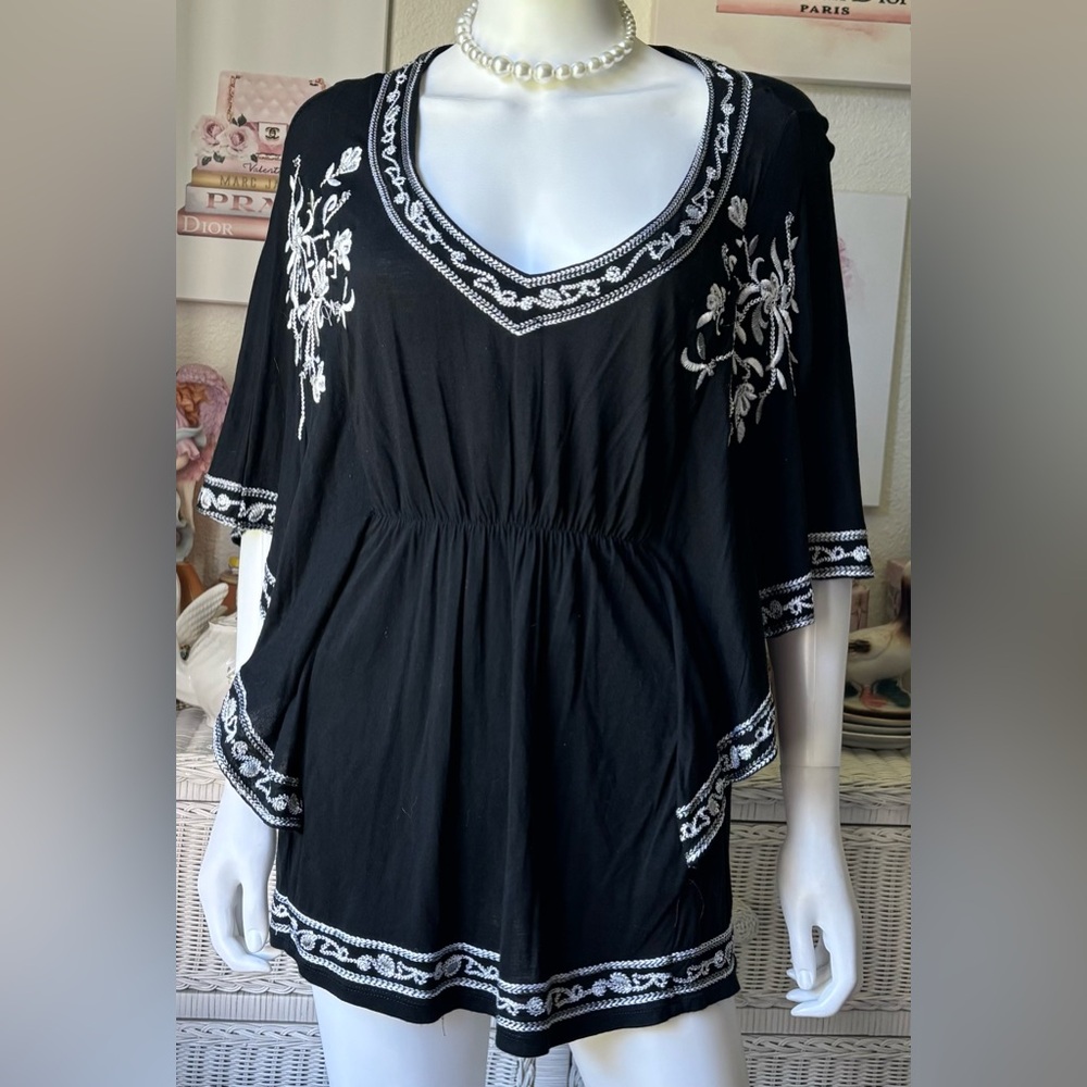 Fylo Pullover Top Dolman Sleeves Embroidered Black White Sz. XXL Jrs. = Women L